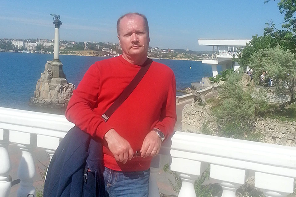 Михаил Новиков за месяц до заключения под стражу - на своих двоих.