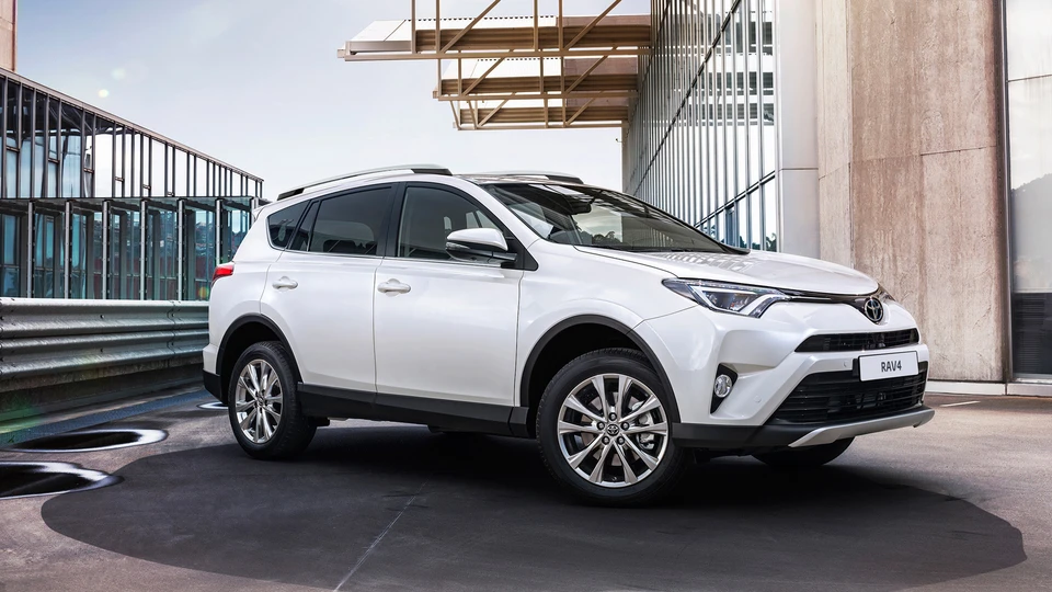 Toyota RAV4 стоит от 1 281 000 рублей. С вариатором и полным приводом - от 1,4-1,5 млн.