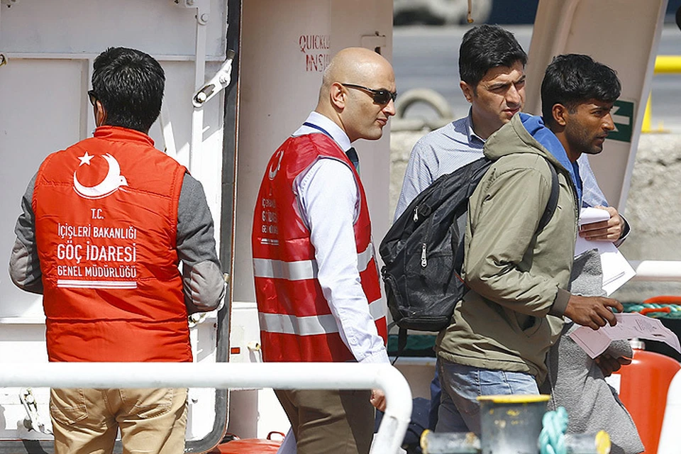 Первые два парома с беженцами отплыли из Греции обратно к турецким берегам