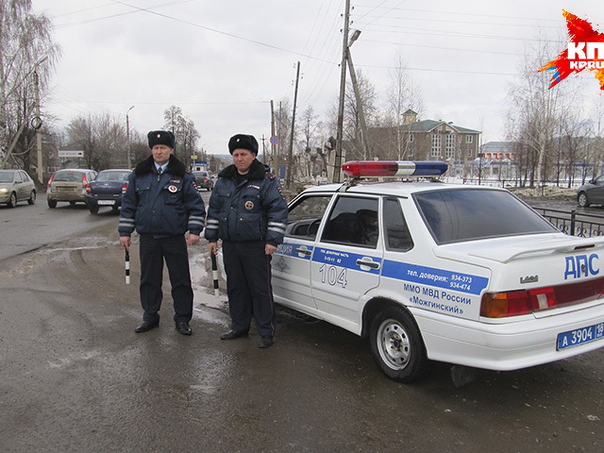 Сотрудники ГИБДД Удмуртии помогли жителям Татарстана, потерявшимся в чужом  городе - KP.RU