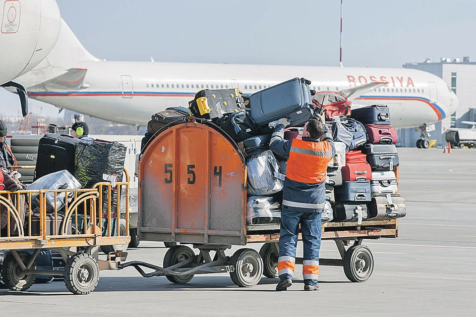 Чаще всего чемоданы вскрывают уже при погрузке в самолет. Здесь нет камер, за грузчиками никто не следит.