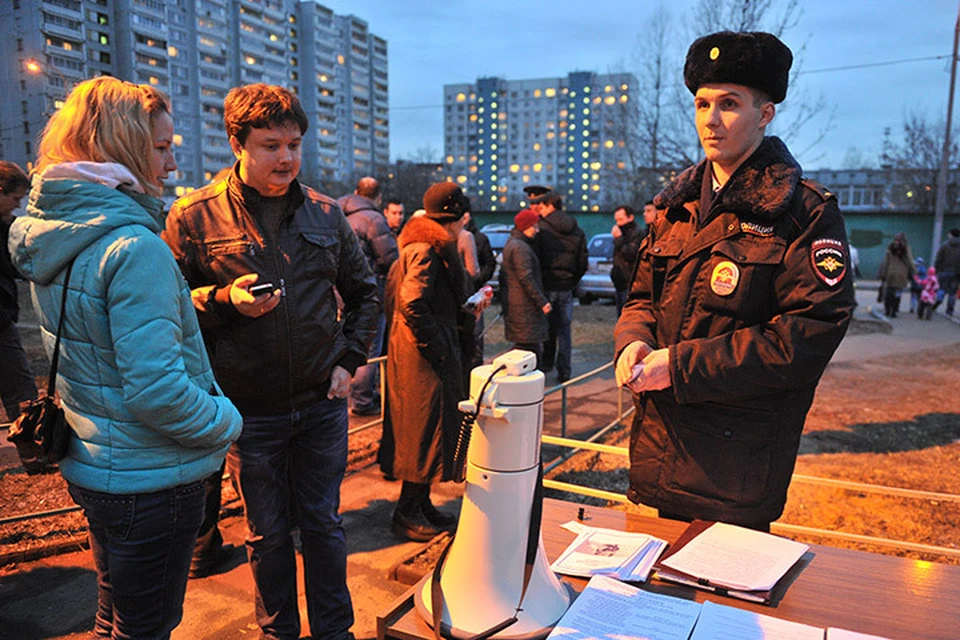 После отчетной статистики участковый раздал жителям свои визитки, в том числе с номером мобильного телефона