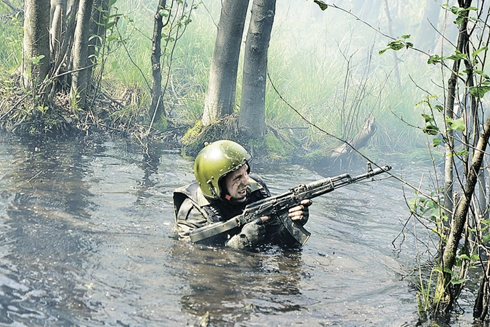На занятиях по боевой подготовке бойцов ОМОНа бросают то в огонь, то в воду.