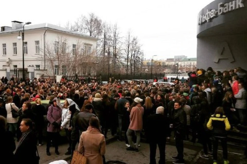 Около 400 фанатов устроили давку на встрече с блоггером Катей Клэп. Фото: сообщество "Сейчас| Екатеринбург"