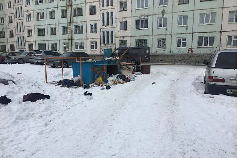 Тело ребенка обнаружил дворник в одном из мусорных контейнеров