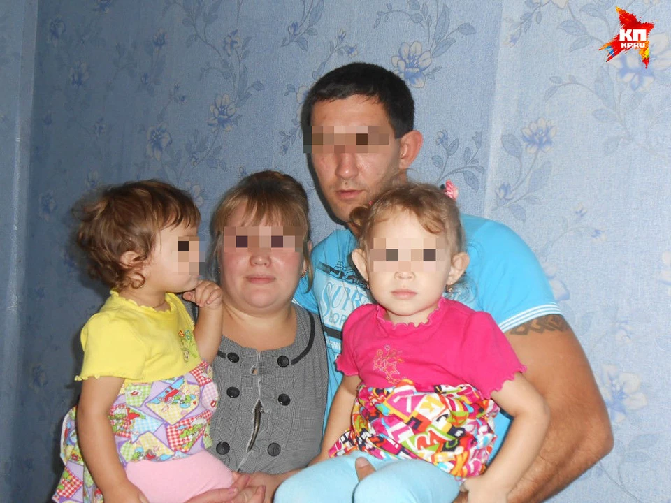 Родителей двухлетней Юли (слева) винят в смерти дочери врачей. Фото: личный архив семьи