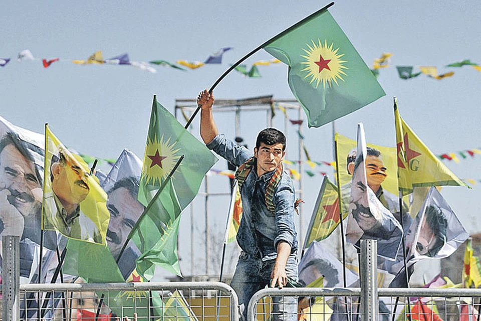 В населенном курдами городе Диярбакыре турецкие войска расстреляли десятки человек. 
Но жители раз за разом выходят на демонстрации с флагами РПК и портретами Абдуллы Оджалана.