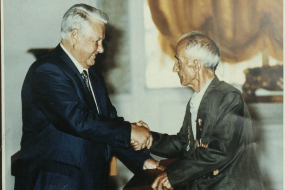 Мурад Оздоев получает награду из рук президента Бориса Ельцина. Фото: http://www.museumri.ru/