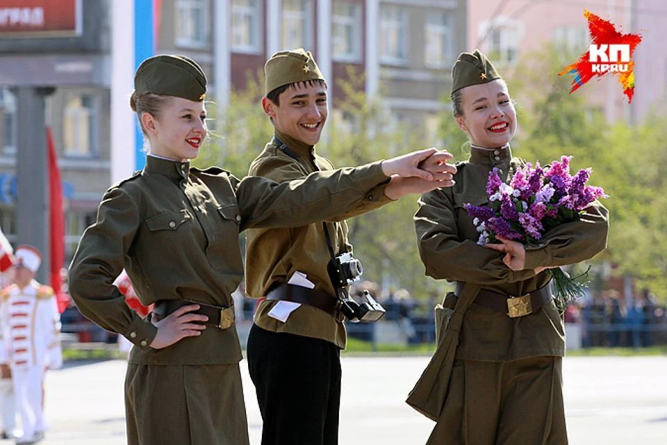 Фестиваль посвященный дню победы. Победная поза военного.