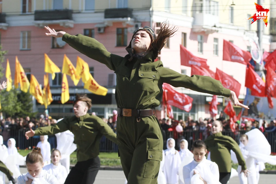 Горожан приветствовали ансамбль барабанщиц, курсанты БЮИ