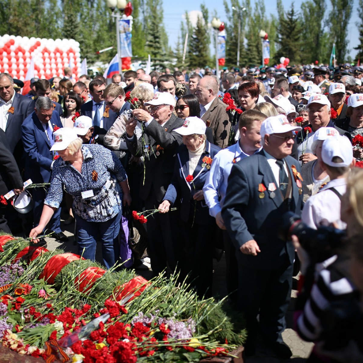 В Астане возложили гирлянды Славы к Вечному огню