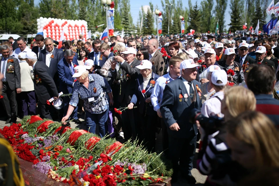 В День Победы саратовцы возложили цветы к Вечному Огню