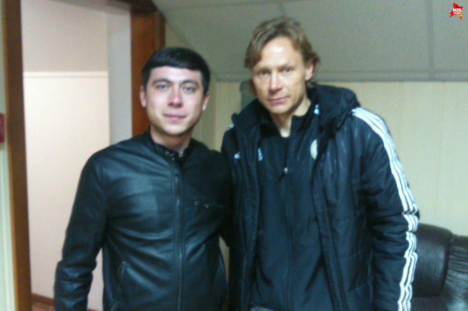 Иркутский болельщик Даниил Рудаев (слева) давно мечтал о фото с Валерием Карпиным