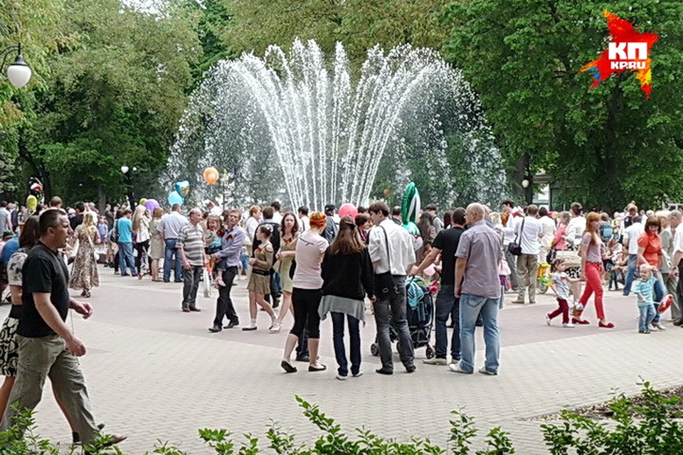 Воронеж воля. Лето в Кольцовском сквере филармония Воронеж. Кольцовский сквер Воронеж. Парк у филармонии в Воронеже. Воронеж Кольцовский сквер сегодня.