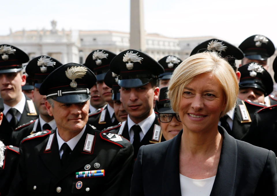 Новый министр обороны италии в купальнике
