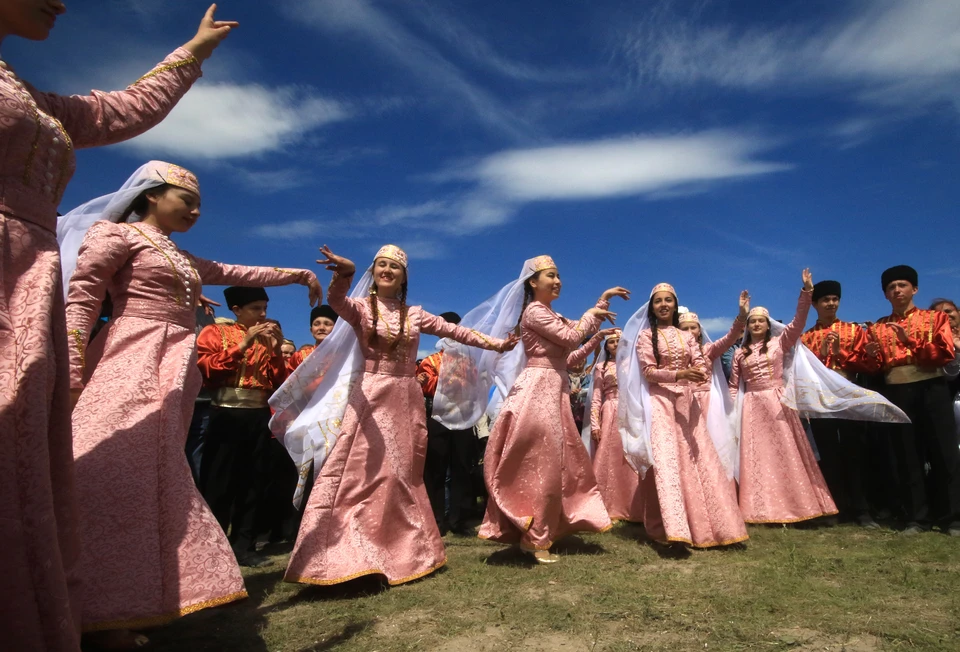 Участники крымско-татарского национального праздника Хыдырлез на площадке вблизи города Бахчисарай, 2016 год. Фото: Алексей Павлишак/ТАСС