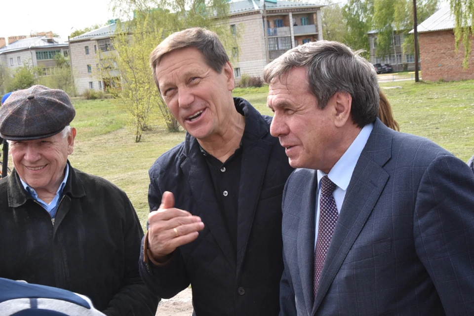 Александр Жуков и Владимир Городецкий побывали в коровниках и на полях. Фото: пресс-служба губернатора и правительства Новосибирской области