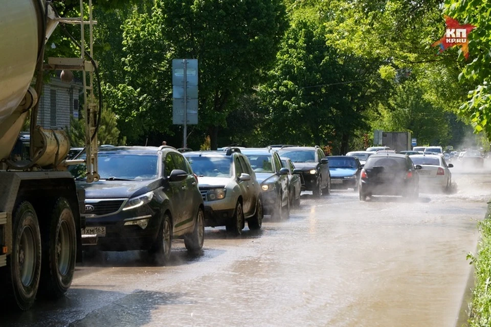 Не так давно горячей водой заливало улицу Ленинского Комсомола.