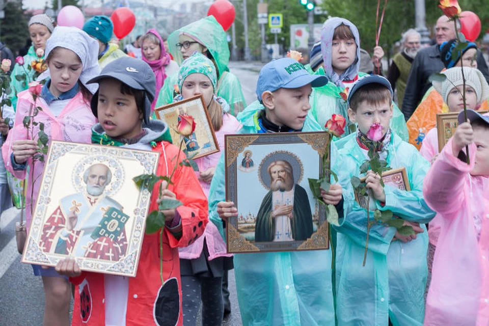 Воспитанники красноярских воскресных школ прошли в основной колонне Фото: Красноярская епархия
