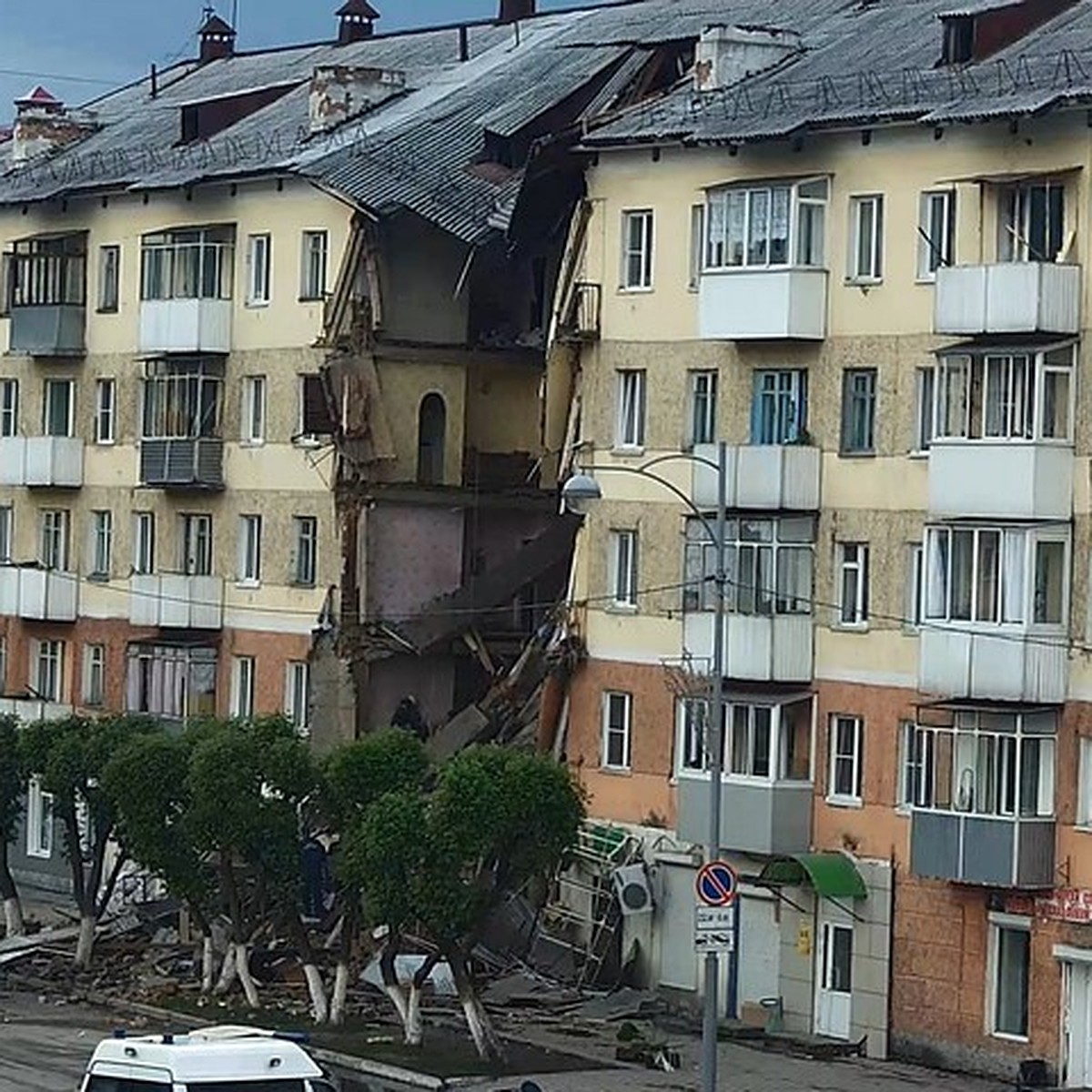 Из-под завалов рухнувшего дома в Междуреченске подняли третьего  пострадавшего - KP.RU