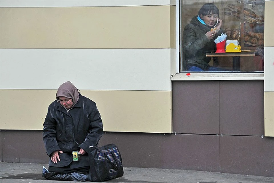 Попрошайки на улицах. Попрошайки на улицах. Попрошайка мотив. Попрошайка мотив. Мотив перезвонить.