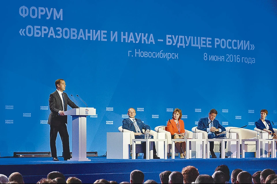 Дмитрий Медведев сообщил, что программы по поддержке рабочих профессий будут расширяться. Фото: Александр АСТАФЬЕВ/ТАСС
