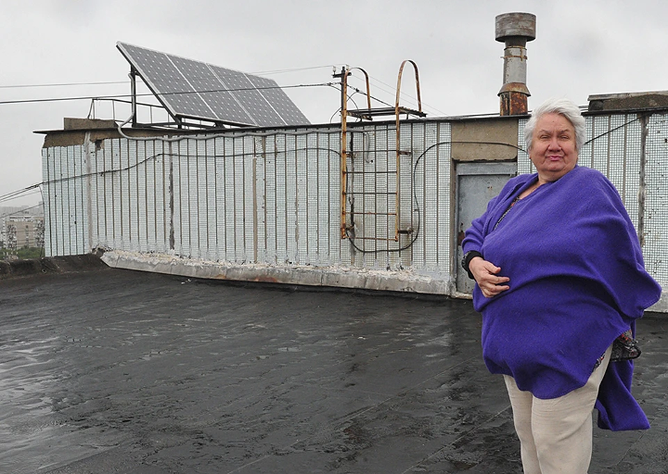Председатель домового комитета Татьяна Стародубцева демонстрирует солнечную батарею на крыше.