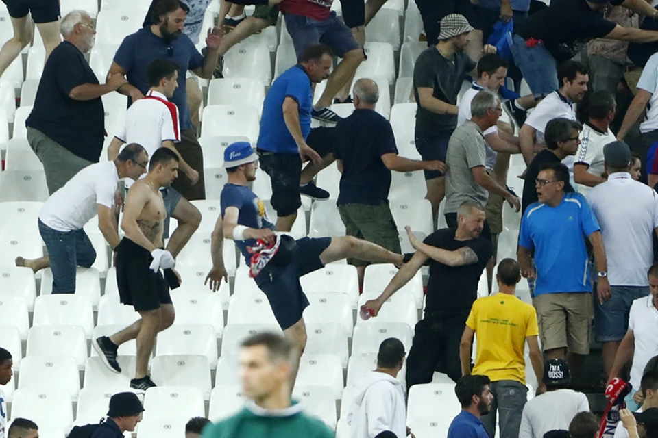 После игры несколько десятков российских болельщиков ворвались в сектор с английскими фанатами, где начали драку.
