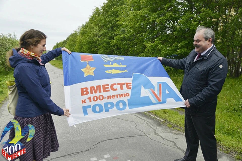 Флаг Мурманска альпинистам передал глава города Алексей Веллер. Фото: citymurmansk.ru.