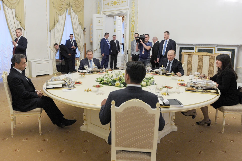 Неформальный ужин с Николя Саркози был прелюдией к началу Питерского форума. Фото: Михаил КЛИМЕНТЬЕВ/ТАСС
