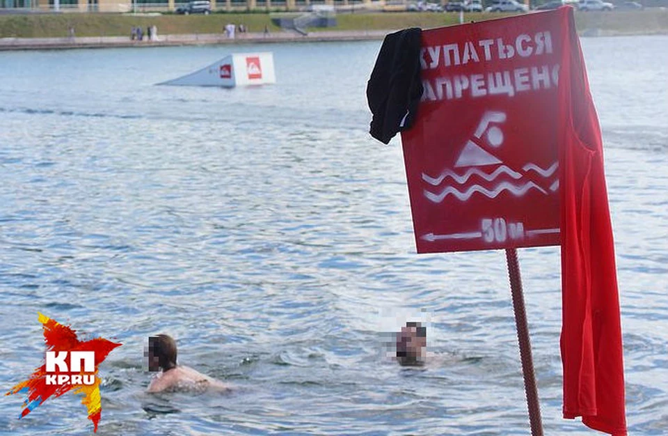 Ребенок с отцом купались на необорудованном пляже