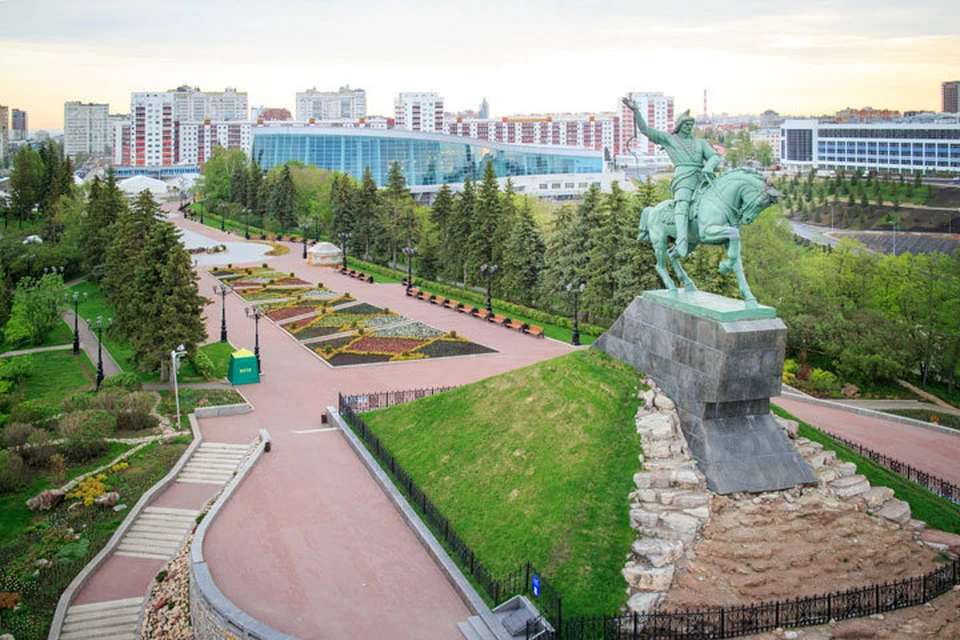 Сердце города – памятник Салавату Юлаеву. Фото: Олег Меньков.