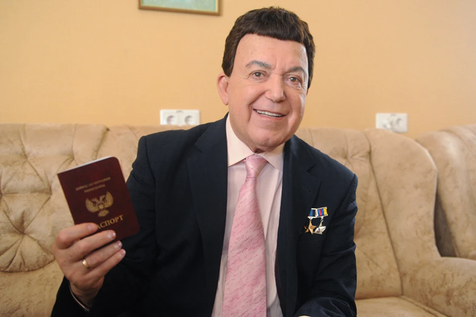 Иосиф Кобзон получил паспорт Донецкой Народной Республики