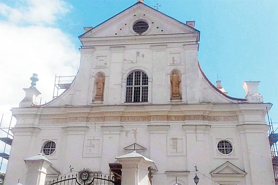 Реставраторы уверены, что главный фасад костела Божьего Тела был расписан полностью.