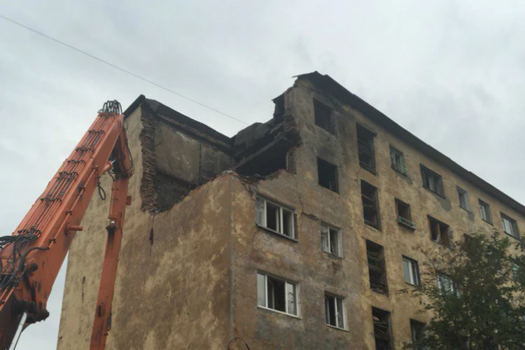 В Мурманске снесли часть дома, пострадавшего от взрыва газа