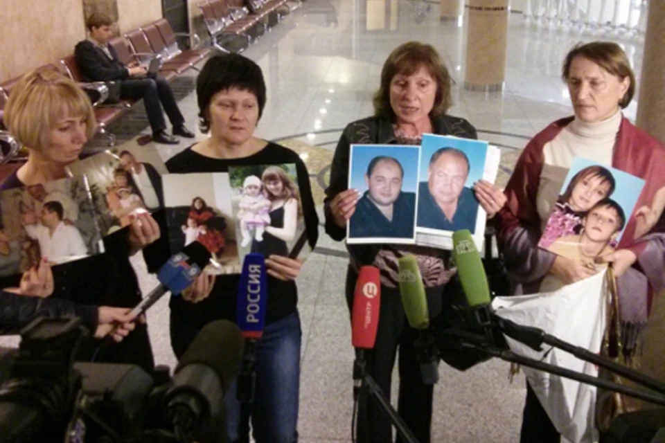 Родственники жертв банды Цапка с фотографиями погибших близких в суде. Фото: Алексей ЕСИКОВ ("ИА "Живая Кубань")