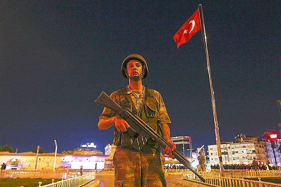 Генштаб Вооруженных Сил Турции сообщил, что взял власть в стране в свои руки, а турецкое руководство задержано военными.