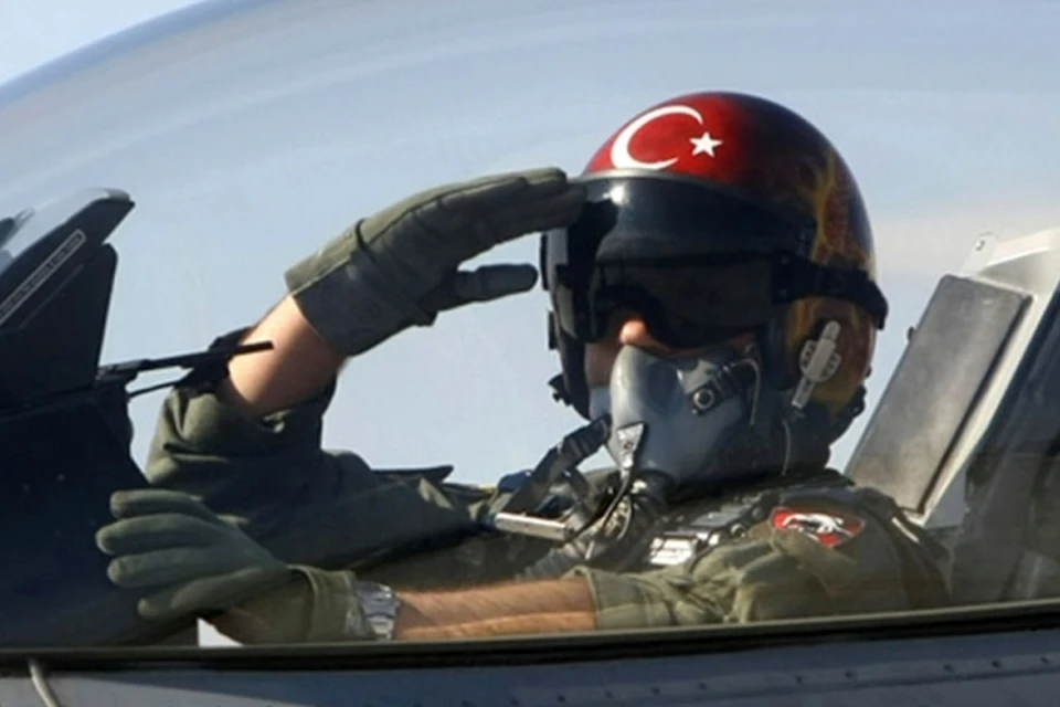 По сообщениям турецких СМИ, пилота турецкого истребителя F-16, сбившего российский бомбардировщик, зовут Мустафа Хайжуроглу
