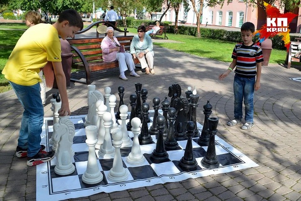 Во время праздников на улицах города появляются шахматные доски под открытым небом