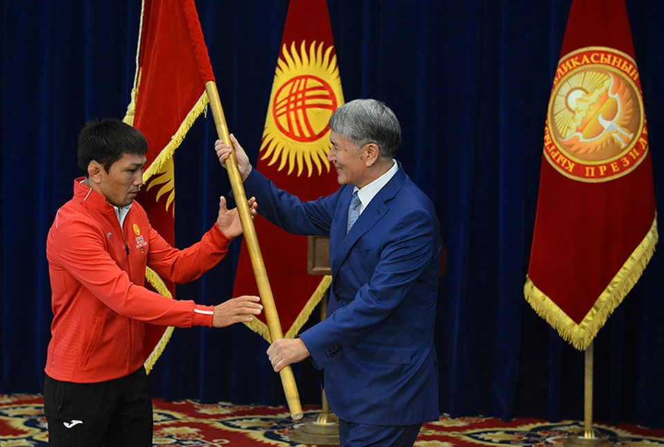 Президент вручил капитану сборной флаг страны.
