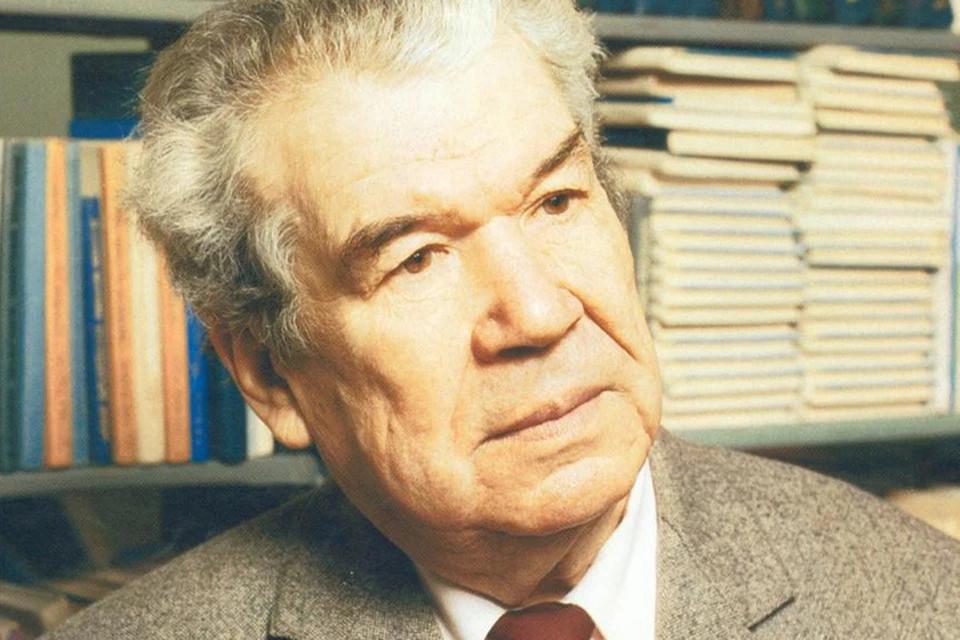 Мустай Карим, несмотря на фронтовые болячки, прожил 85 лет. Его не стало в 2005 году.
