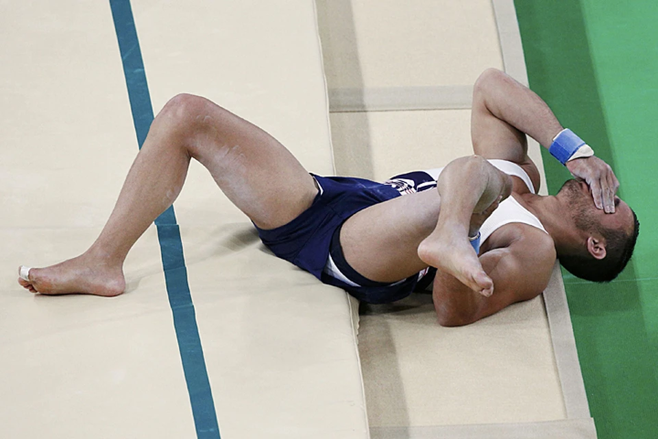 Французский гимнаст Самир Аит Саид после неудачного призмеления получил страшную травму