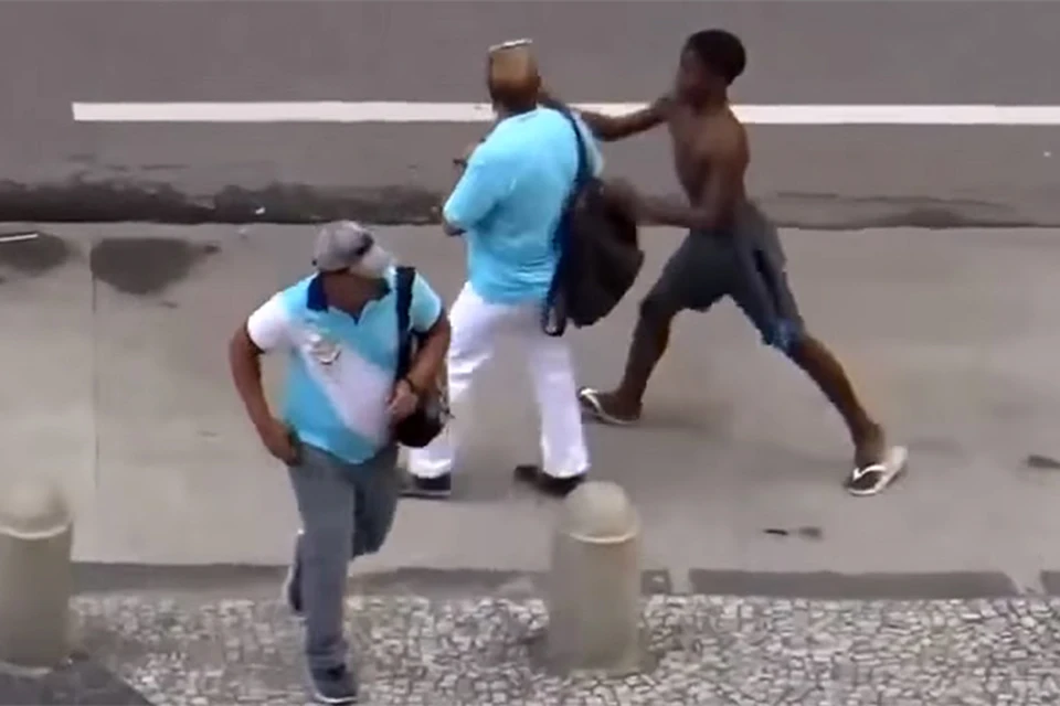В соцсетях бурно обсуждают подборку видео, снятого на одном из перекрестков Рио