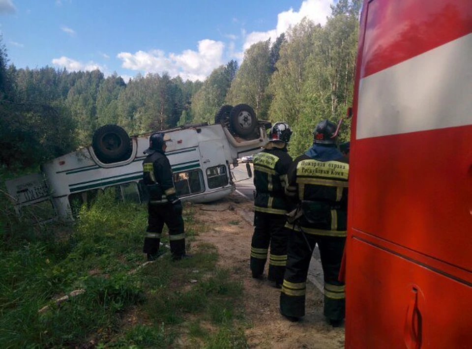 Фото с места аварии предоставлено МЧС по Коми.