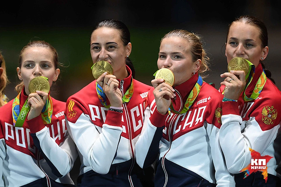 Юлия Гаврилова (вторая справа) вместе сосвоими напарницами по олимпийской сборной.