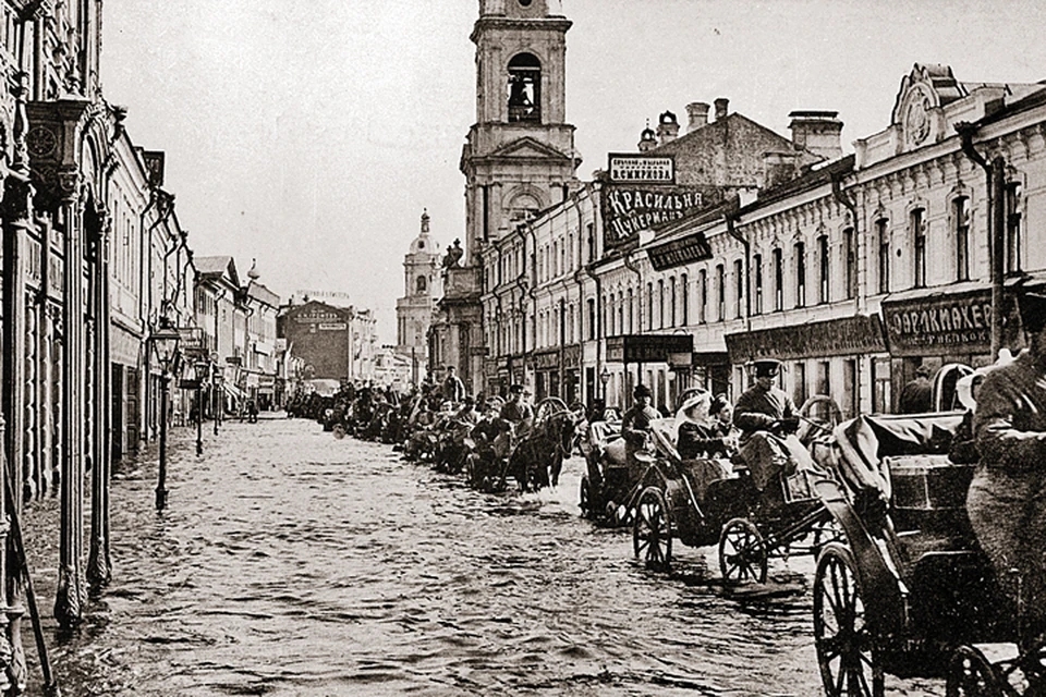 Случались наводнения в Москве и в былые годы. В апреле 1908-го на Пятницкой извозчики никак не могли выплыть и стояли в водной пробке. Фото: Репродукция М. Парийский/РИА Новости