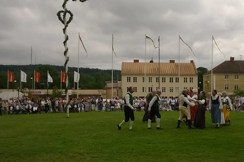 Шведы празднуют Иванов день - главный праздник лета.