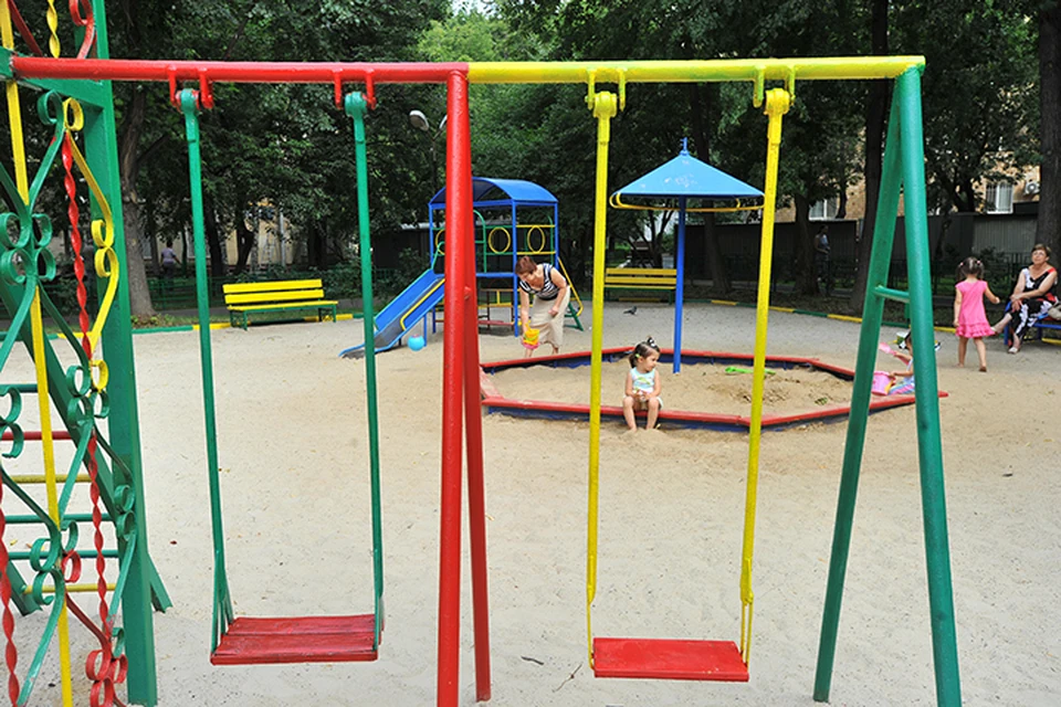 В Саратове качели упали на ребенка: впереди проверки детских площадок