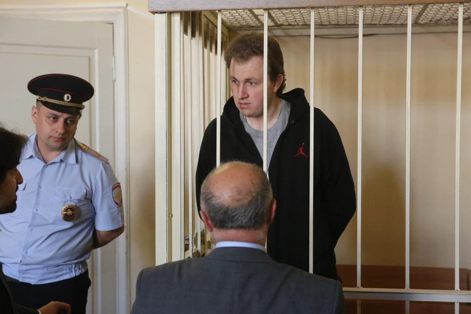 Чтобы переговорить с адвокатами, Соловьеву приходилось наклоняться.