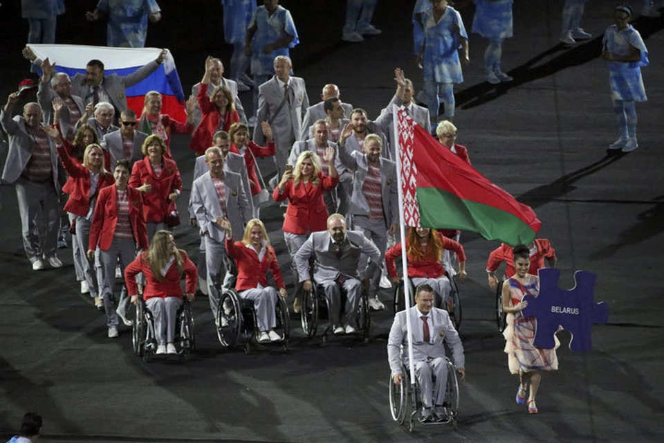 На церемонии открытия Паралимпийских игр в Бразилии один из членов белоруской делегации появился с флагом России/ Фото: Reuters